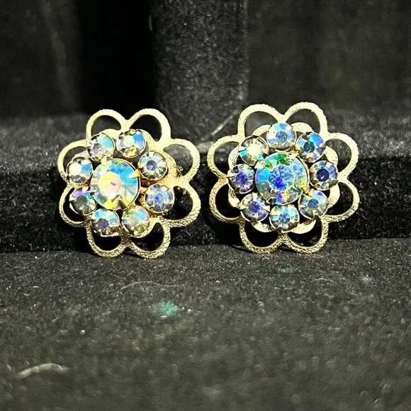 Vintage Pair Of Gold Tone Aurora Borealis Rhinestone Flower Brooches (3409) - Picture 9 of 9